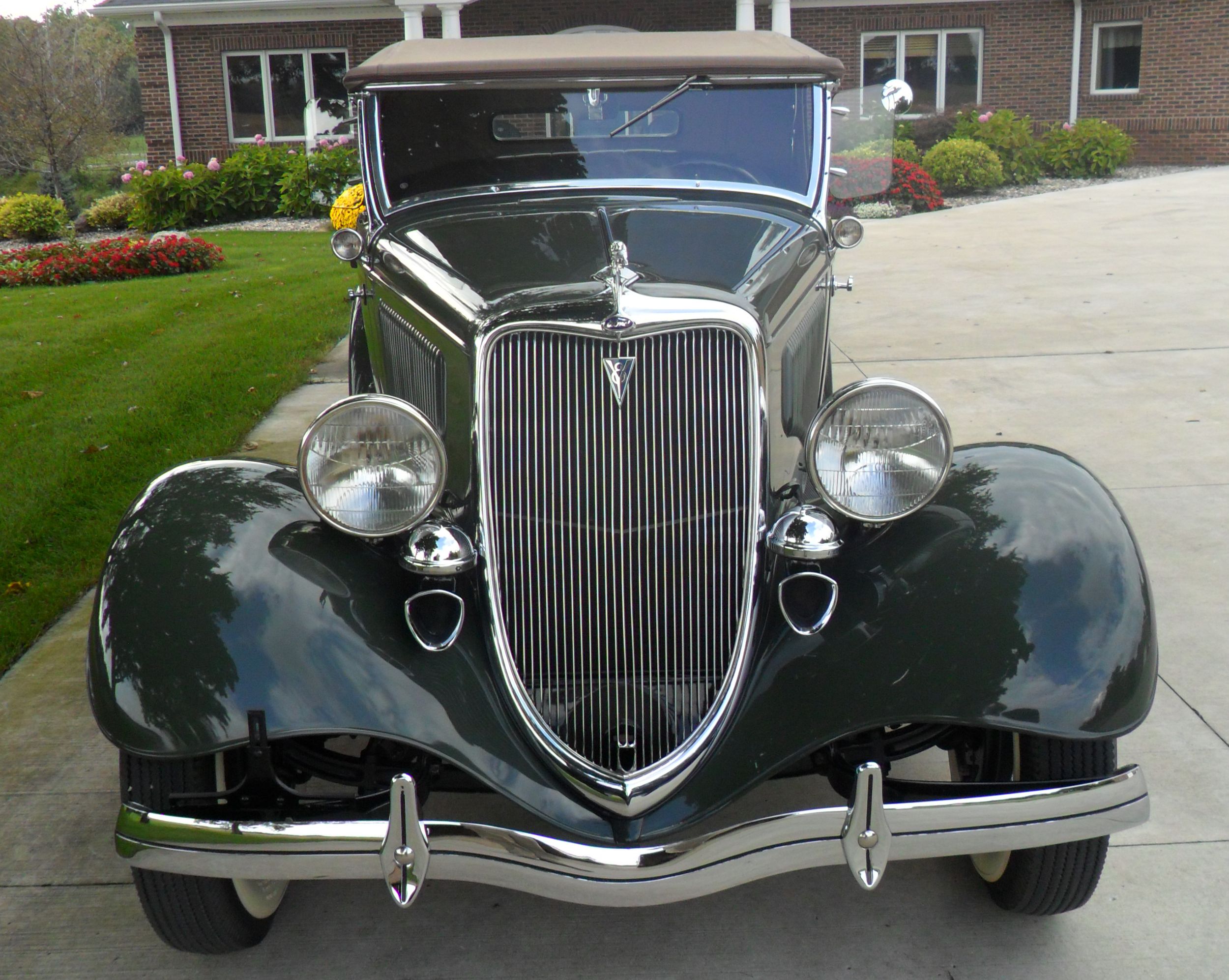 Images of 1934 Ford DeLuxe Roadster | 2500x1993