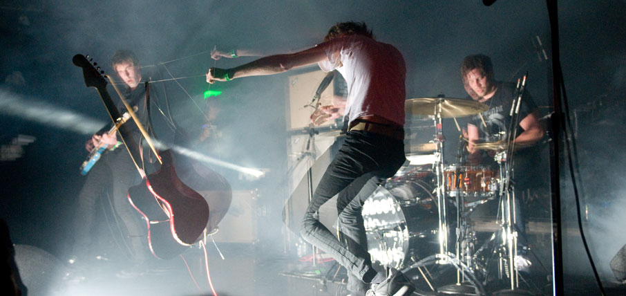 High Resolution Wallpaper | A Place To Bury Strangers 906x428 px