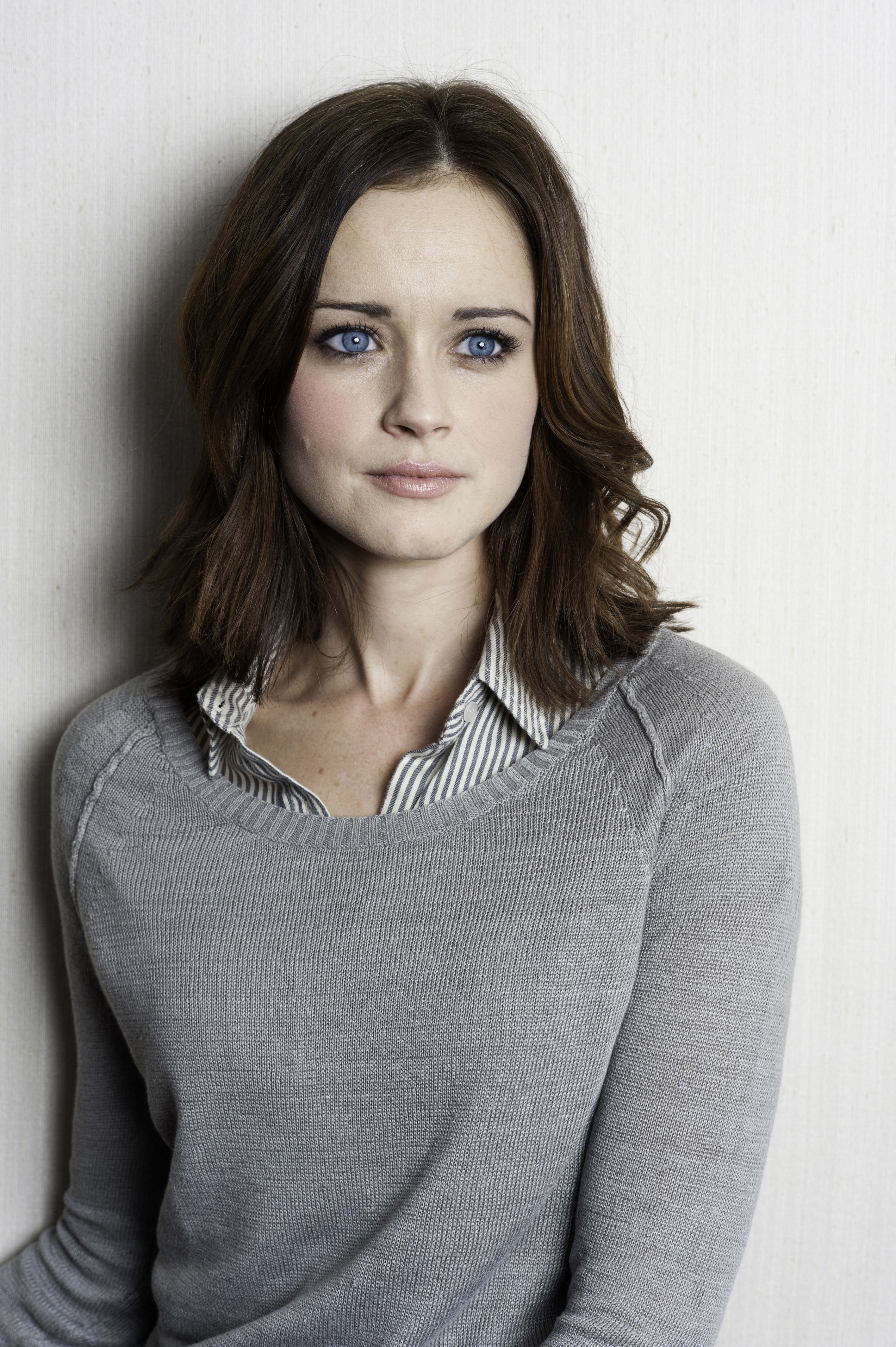 HD Quality Wallpaper | Collection: Celebrity, 2832x4256 Alexis Bledel