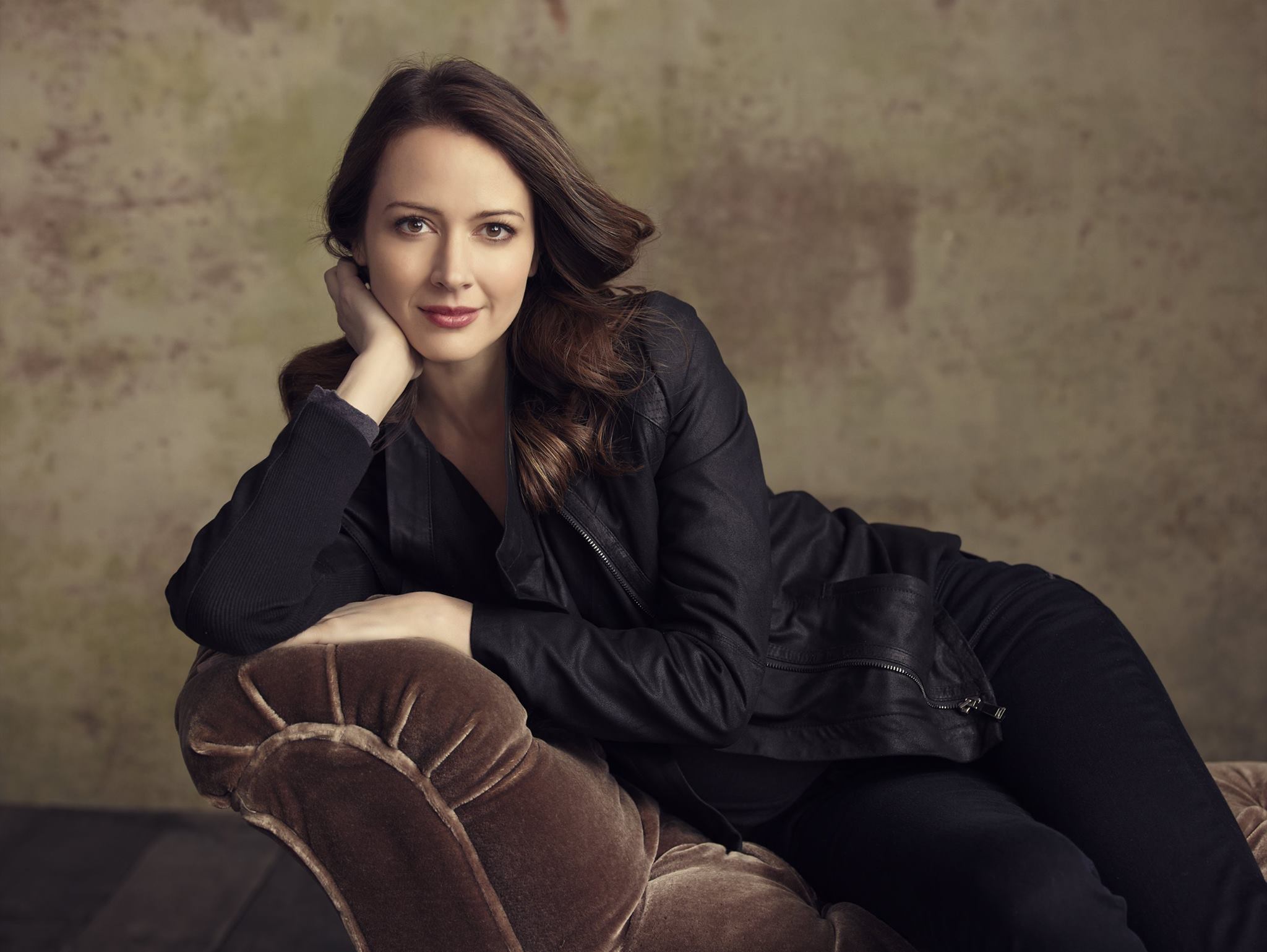 2048x1538 > Amy Acker Wallpapers