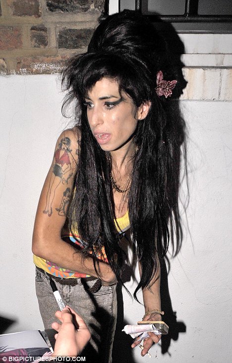468x732 > Amy Winehouse Wallpapers