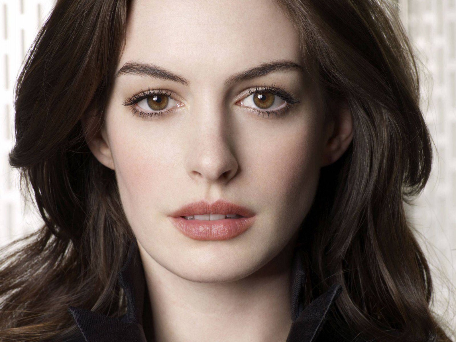 HD Quality Wallpaper | Collection: Celebrity, 1600x1200 Anne Hathaway