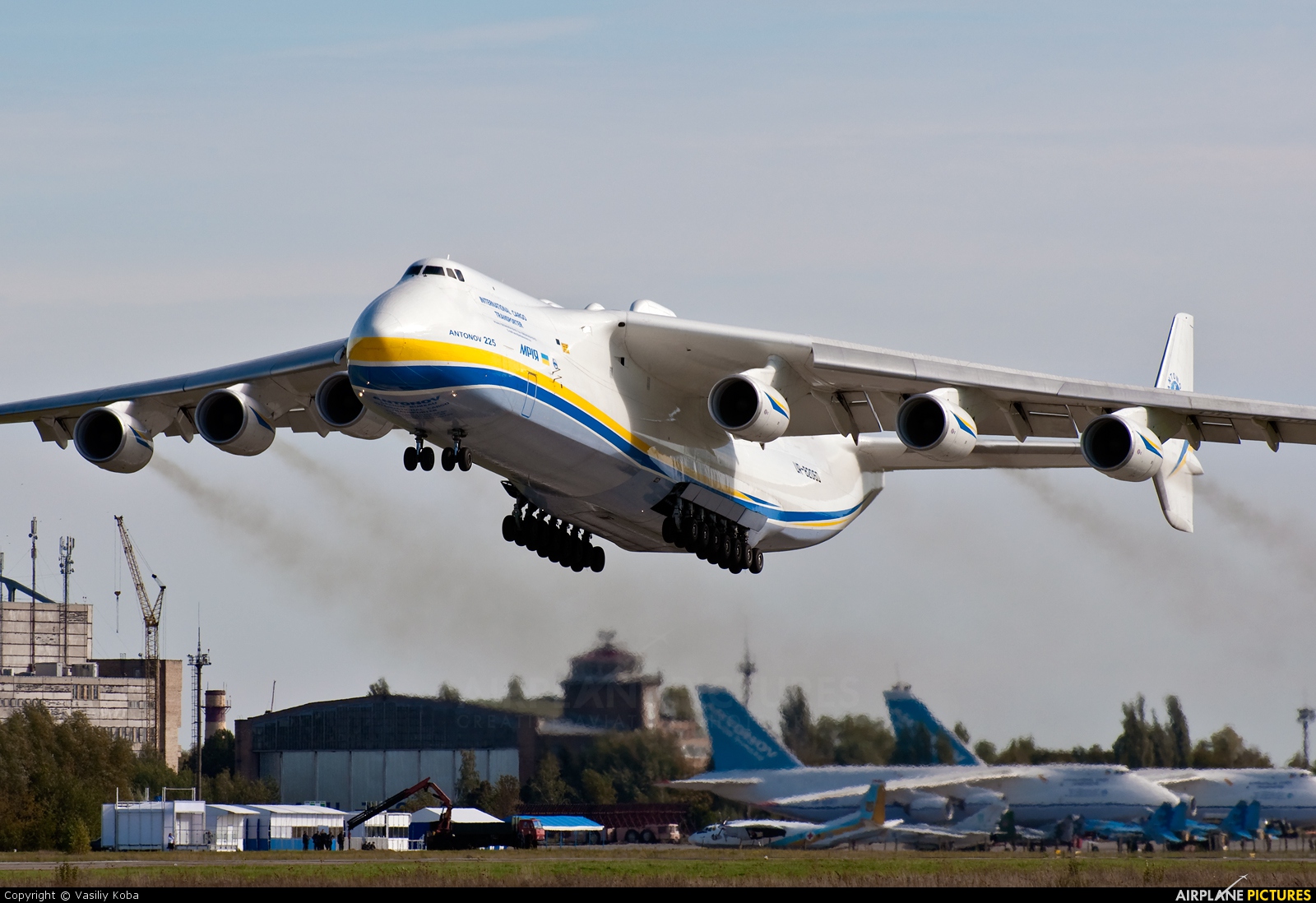 Amazing Antonov An-225 Mriya Pictures & Backgrounds
