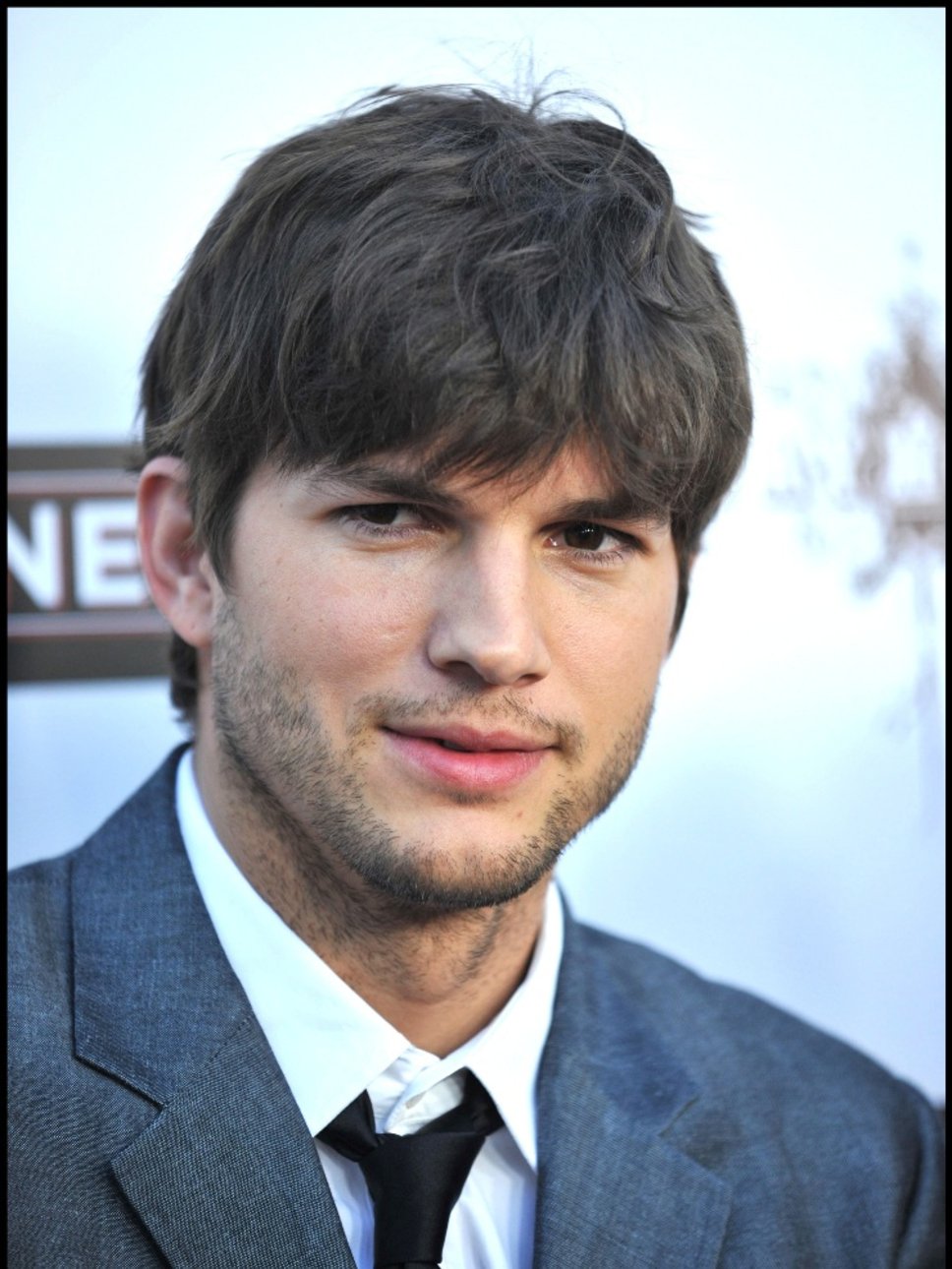 Amazing Ashton Kutcher Pictures & Backgrounds