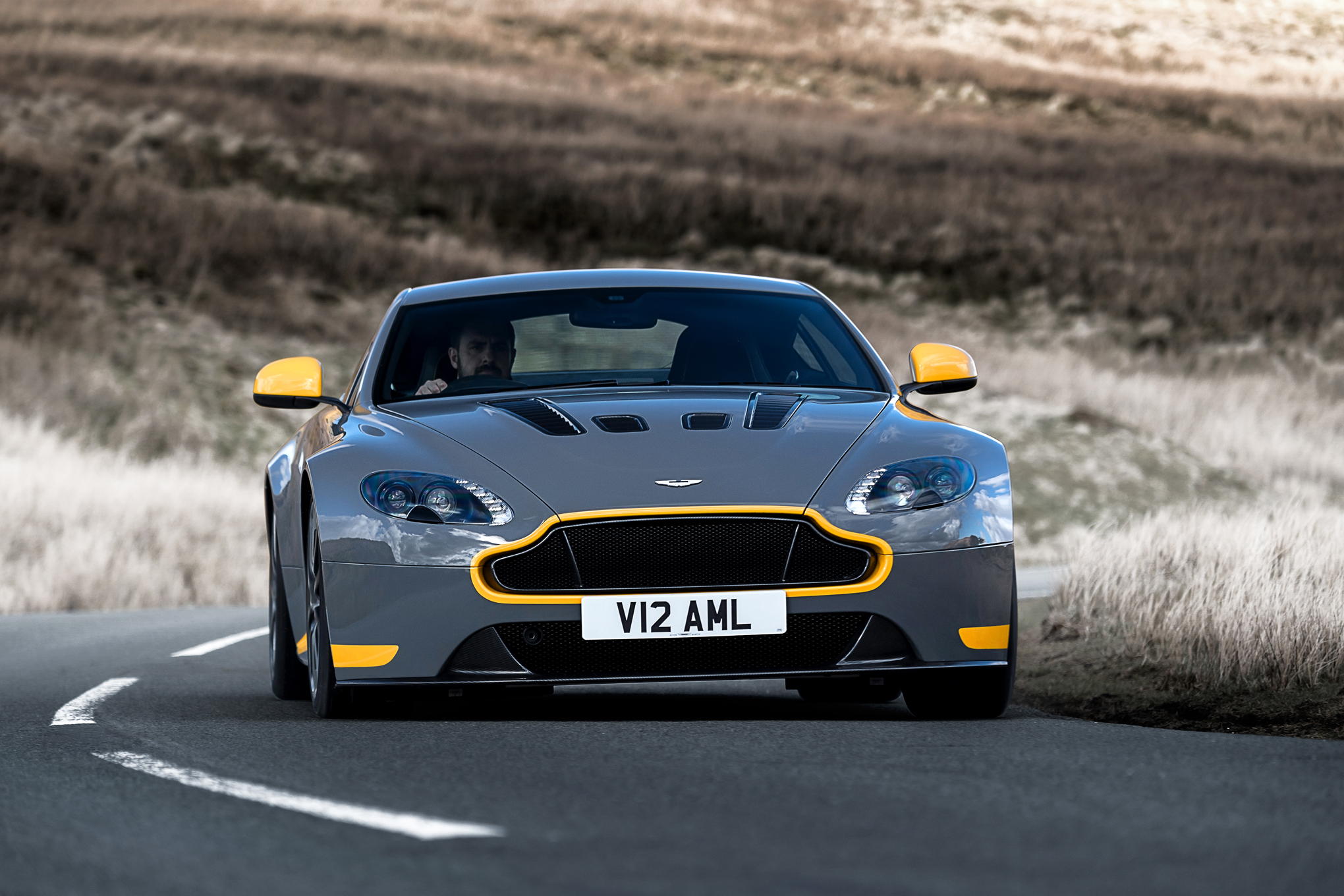 Images of Aston Martin V12 Vantage | 2040x1360