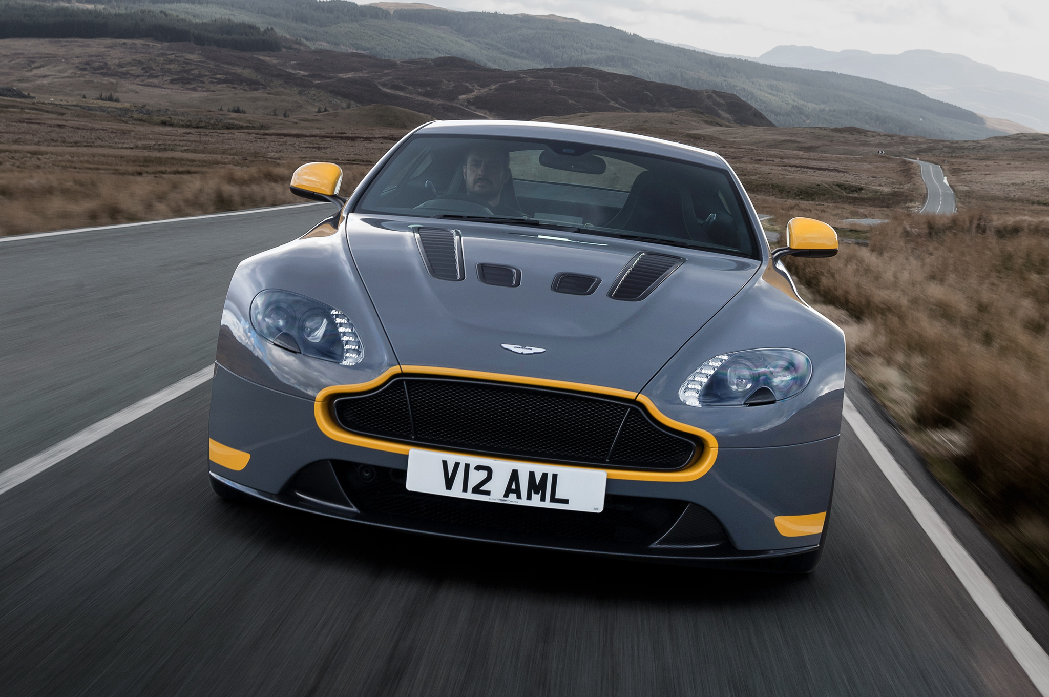 HQ Aston Martin V12 Vantage Wallpapers | File 1557.5Kb