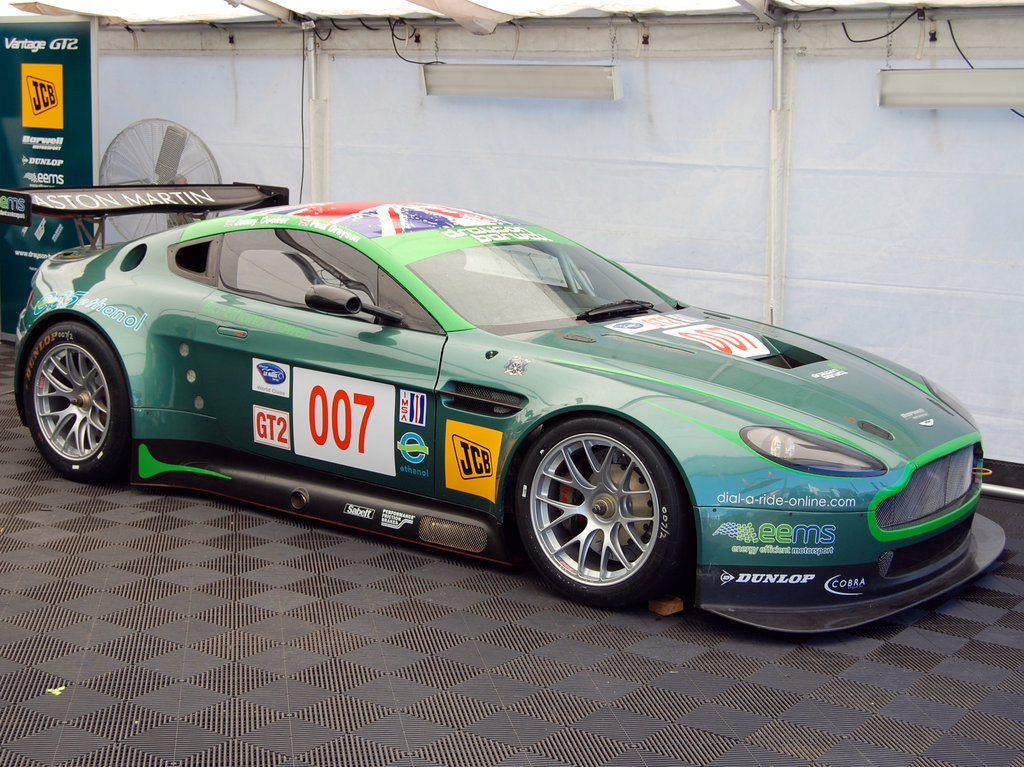 HQ Aston Martin Vantage GT2 Wallpapers | File 218.12Kb