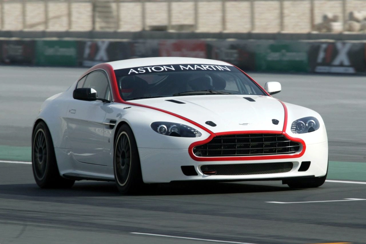 Amazing Aston Martin Vantage GT4 Pictures & Backgrounds