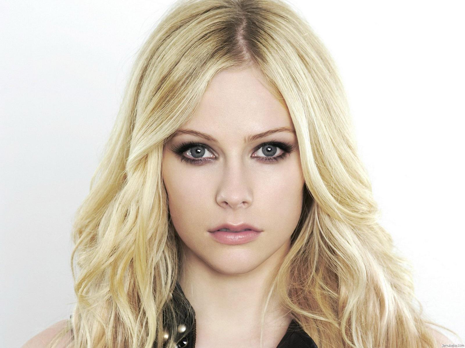 Amazing Avril Lavigne Pictures & Backgrounds