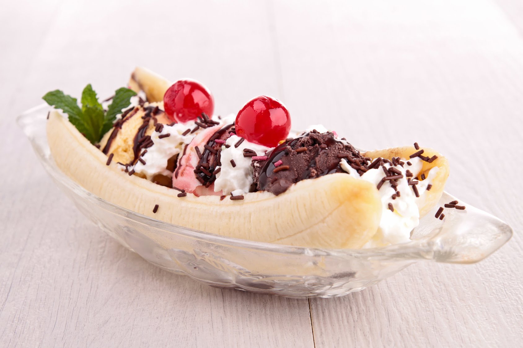 Мороженое банан в шоколаде