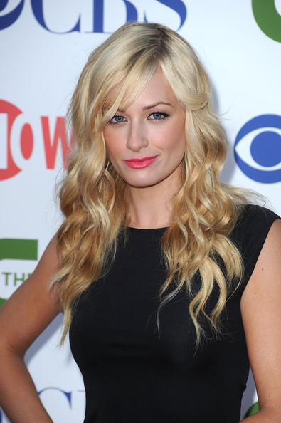 Images of Beth Behrs | 395x594