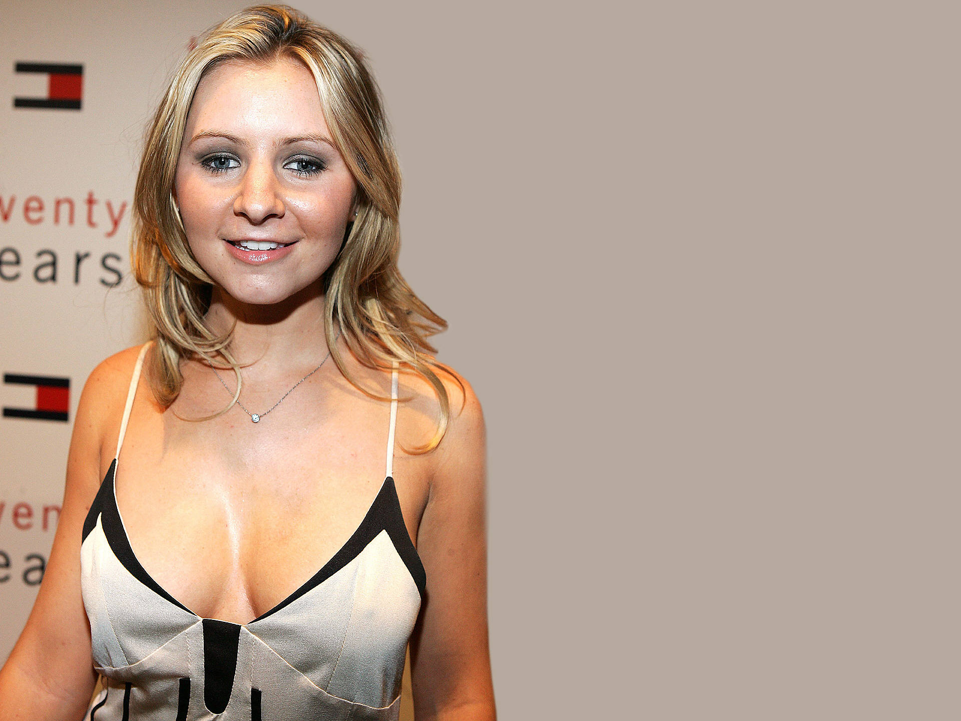 Beverley Mitchell High Quality Background on Wallpapers Vista