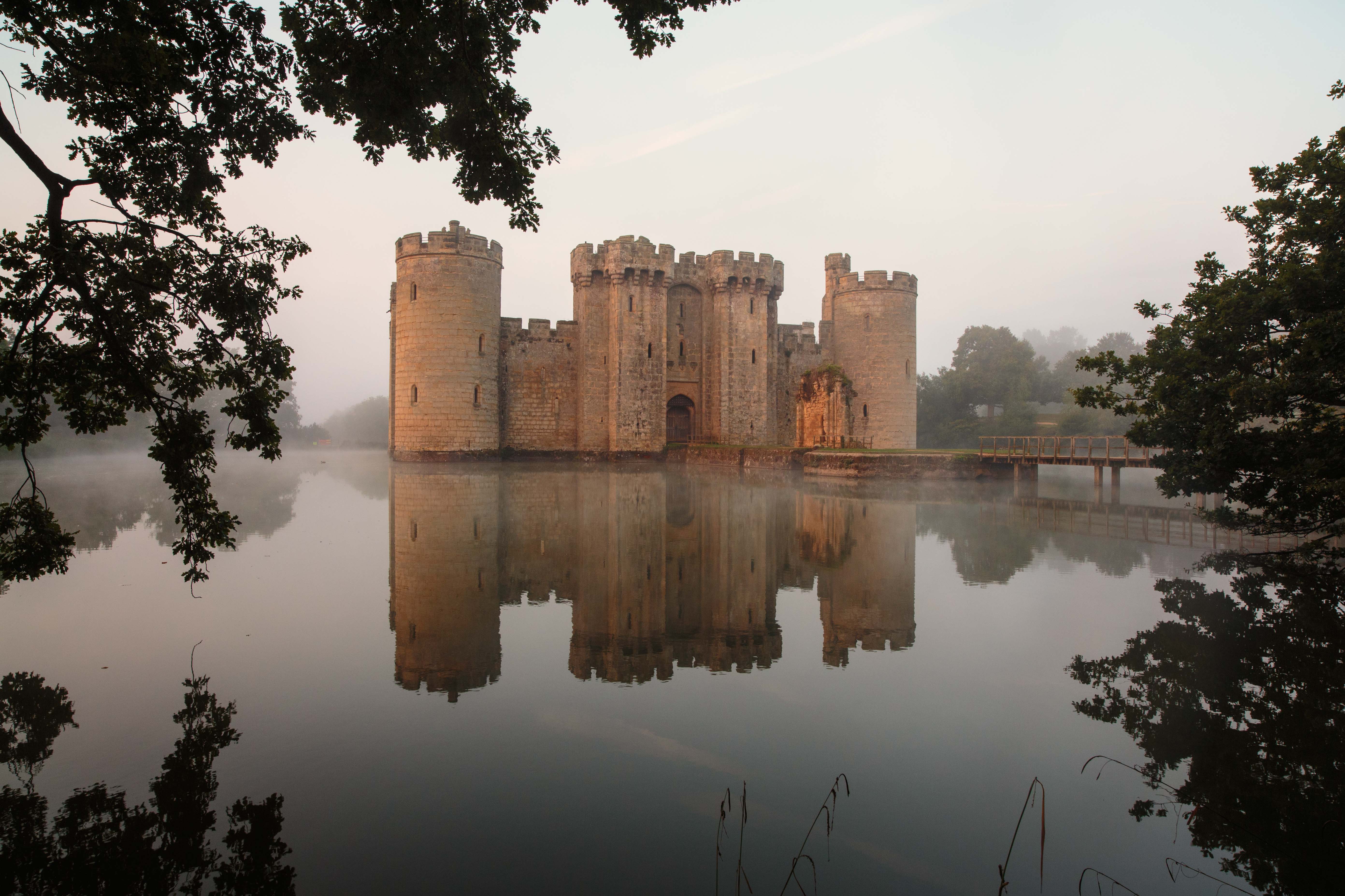 High Resolution Wallpaper | Bodiam Castle 5567x3711 px