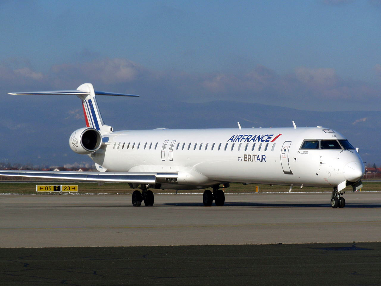 HQ Bombardier CRJ1000 Wallpapers | File 183.27Kb