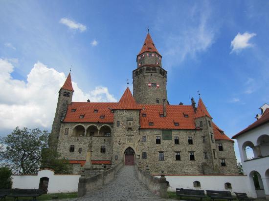 HD Quality Wallpaper | Collection: Man Made, 550x412 Bouzov Castle