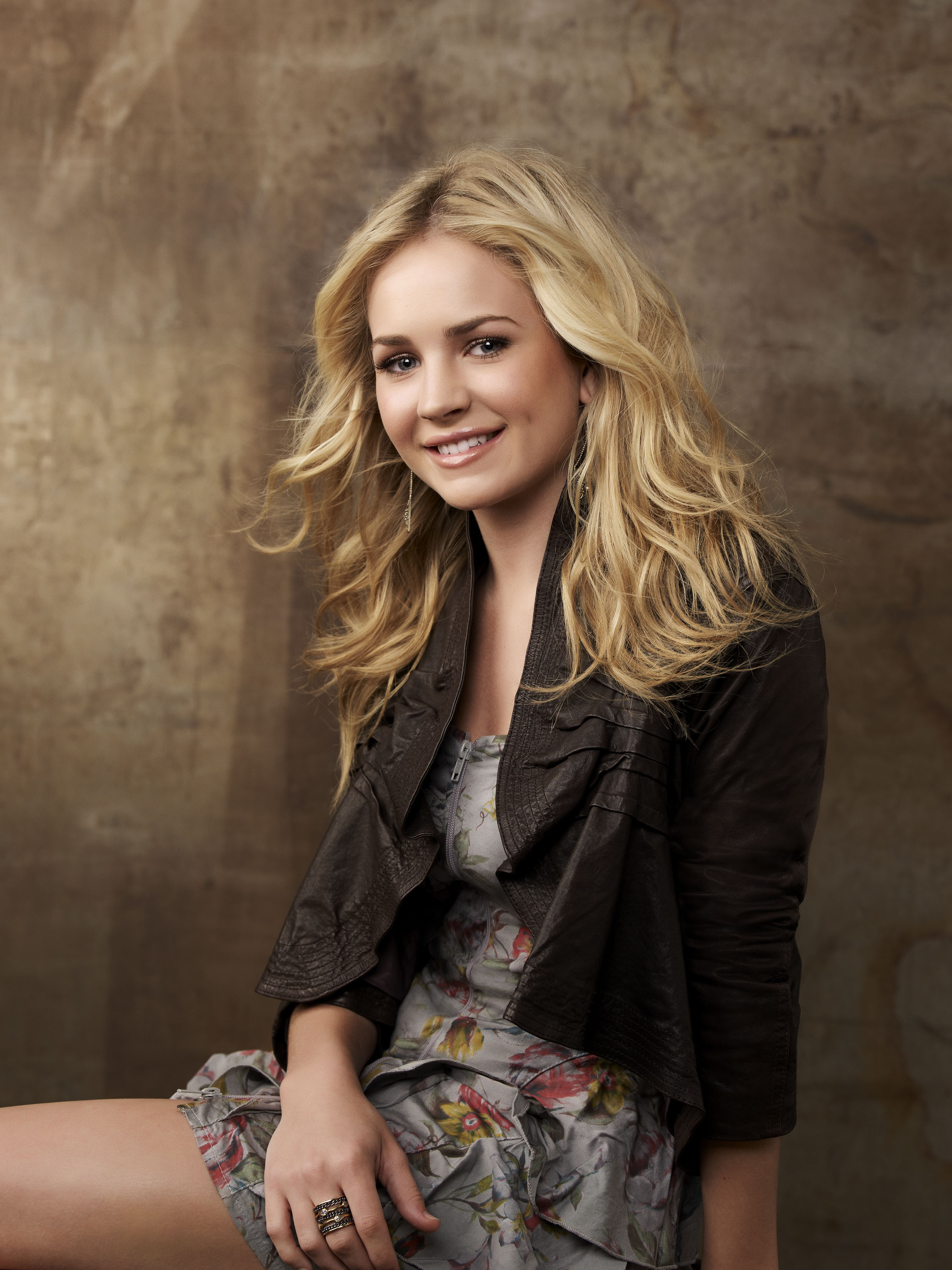 2400x3200 > Brittany Robertson Wallpapers