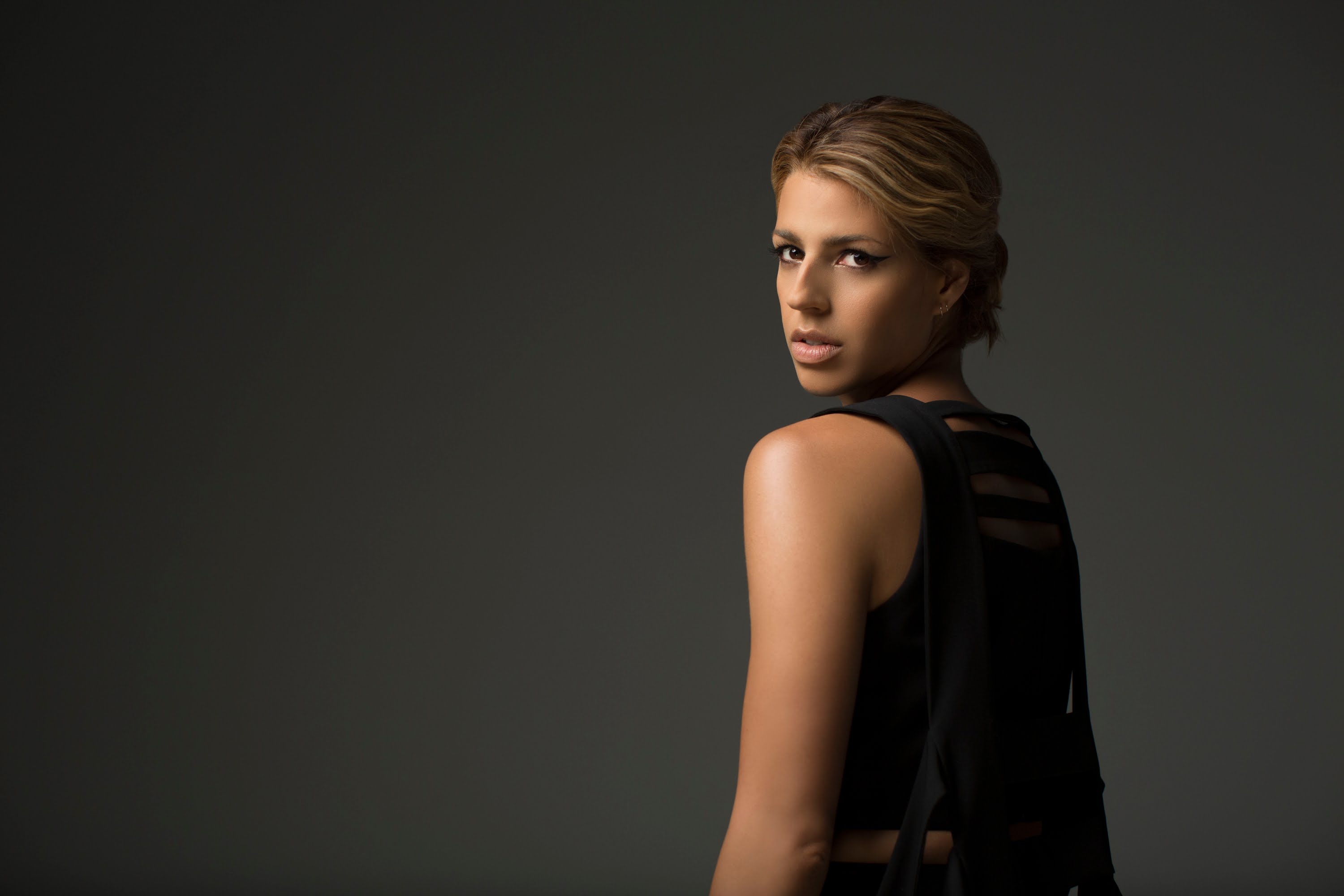 HQ Brooke Fraser Wallpapers | File 131.26Kb