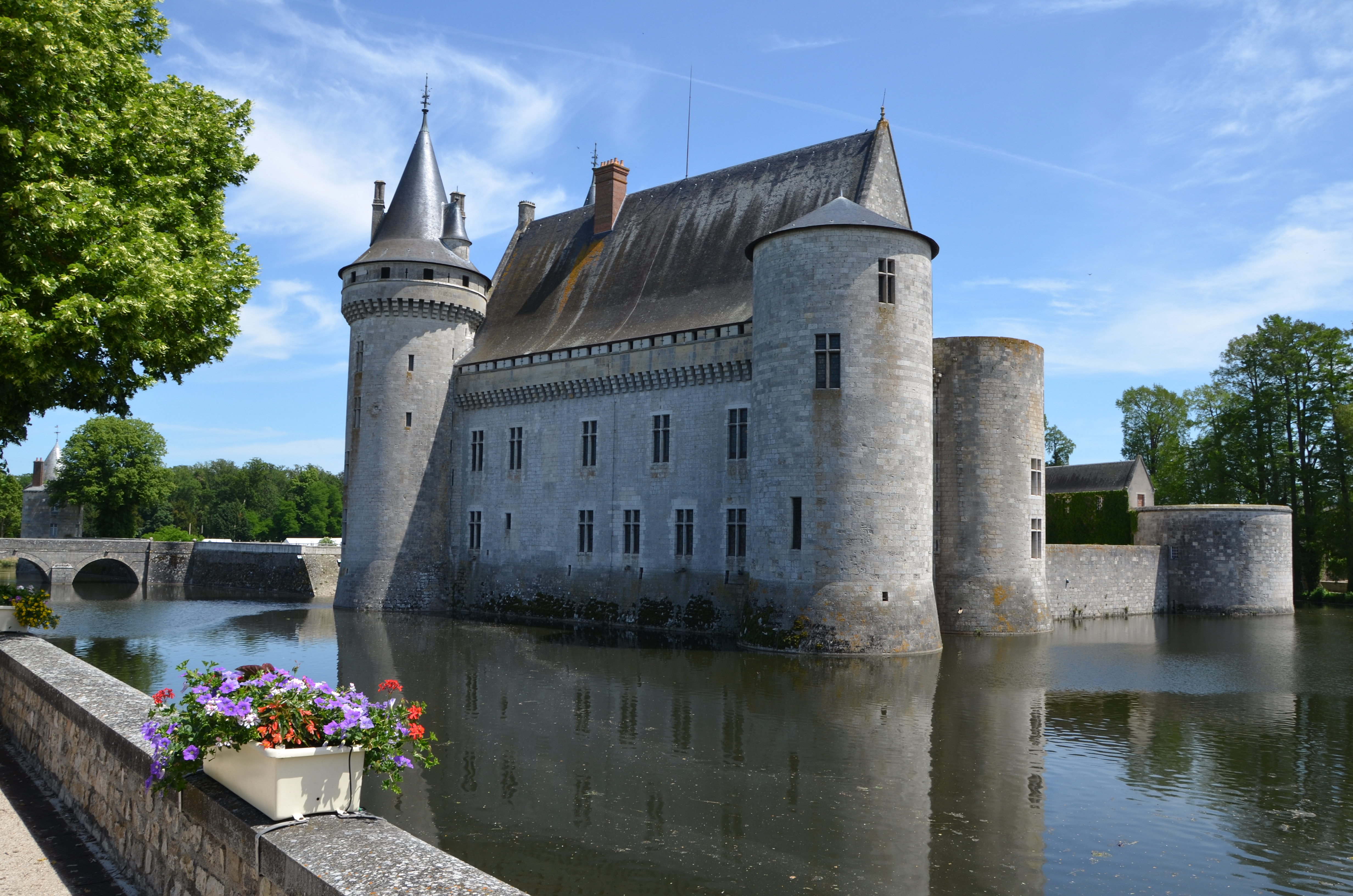 Средневековый замок во франции. Замок Сюлли Франция. Замок Сюлли-сюр-Луар замки Франции. Долина реки Луара Франция. Сюлли сюр Луар Франция.