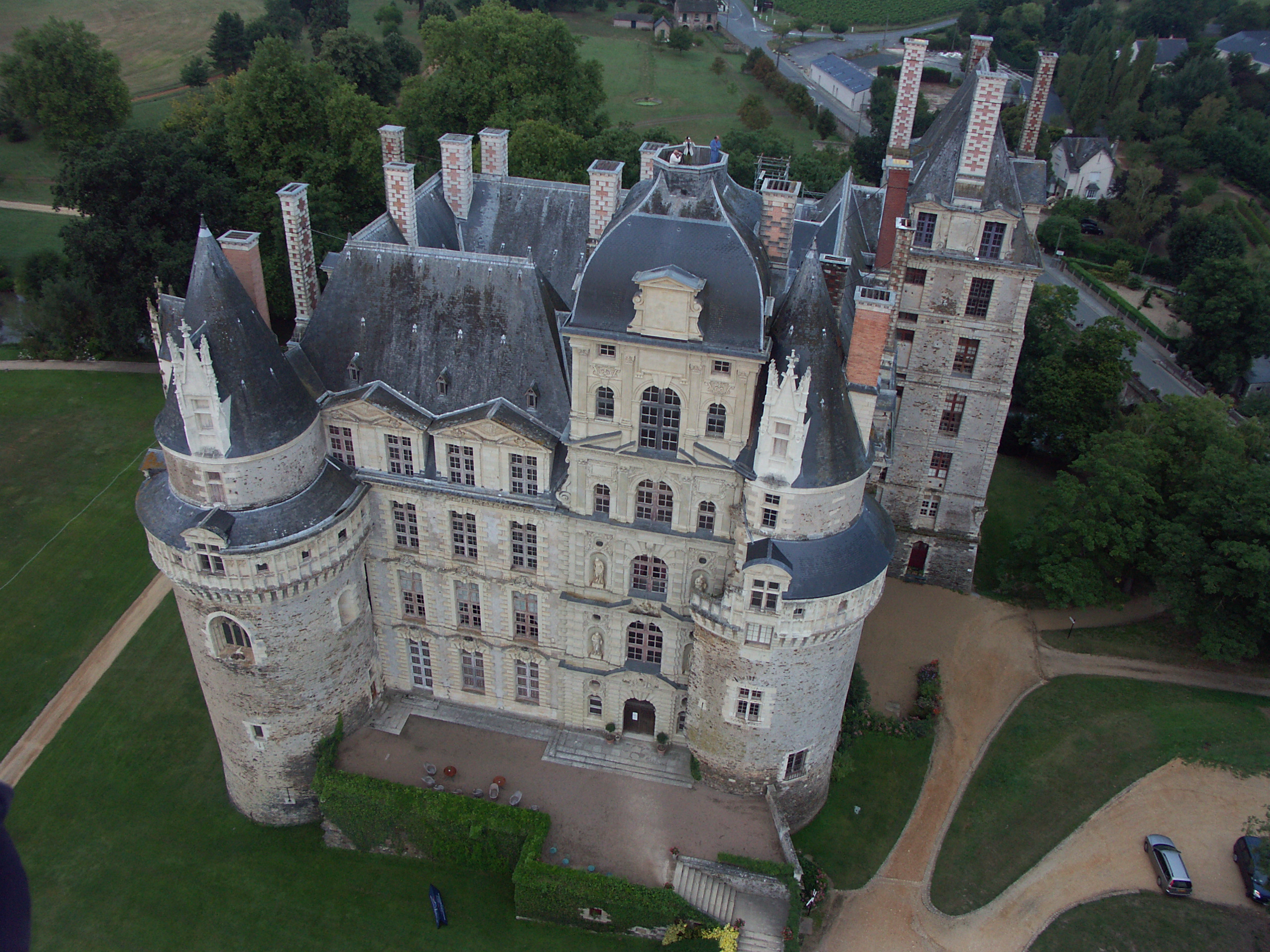 2560x1920 > Chateau De Brissac Wallpapers