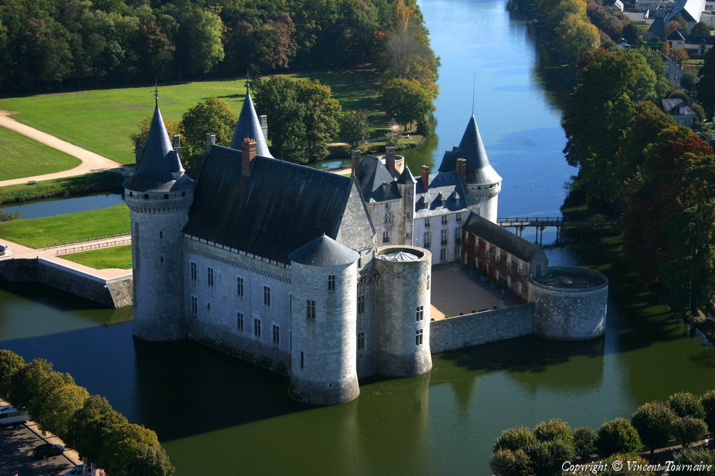 1024x682 > Château De Sully-sur-Loire Wallpapers