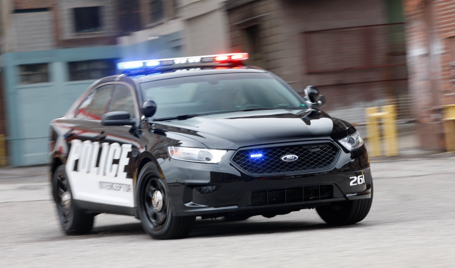 Полицейская машина догоняет машину. Ford Police Interceptor. Ford Police Interceptor 2014. Ford Police Interceptor 1980. Dodge Charger Police Interceptor.