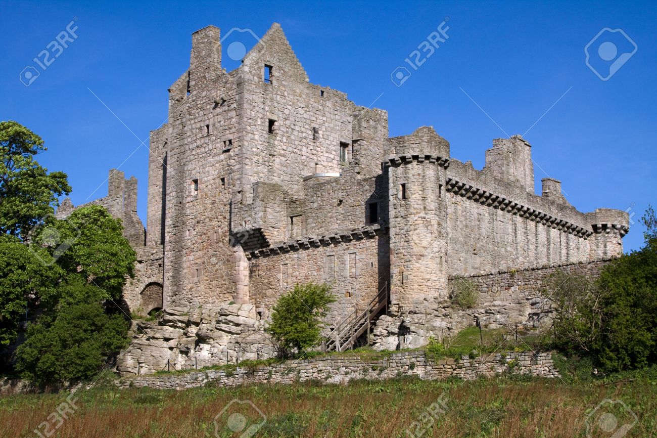 High Resolution Wallpaper | Craigmillar Castle 1300x866 px