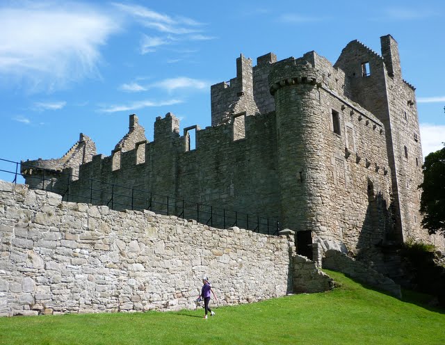 Images of Craigmillar Castle | 640x496