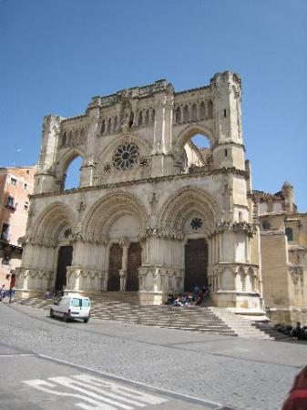 Cuenca Cathedral Backgrounds, Compatible - PC, Mobile, Gadgets| 337x450 px