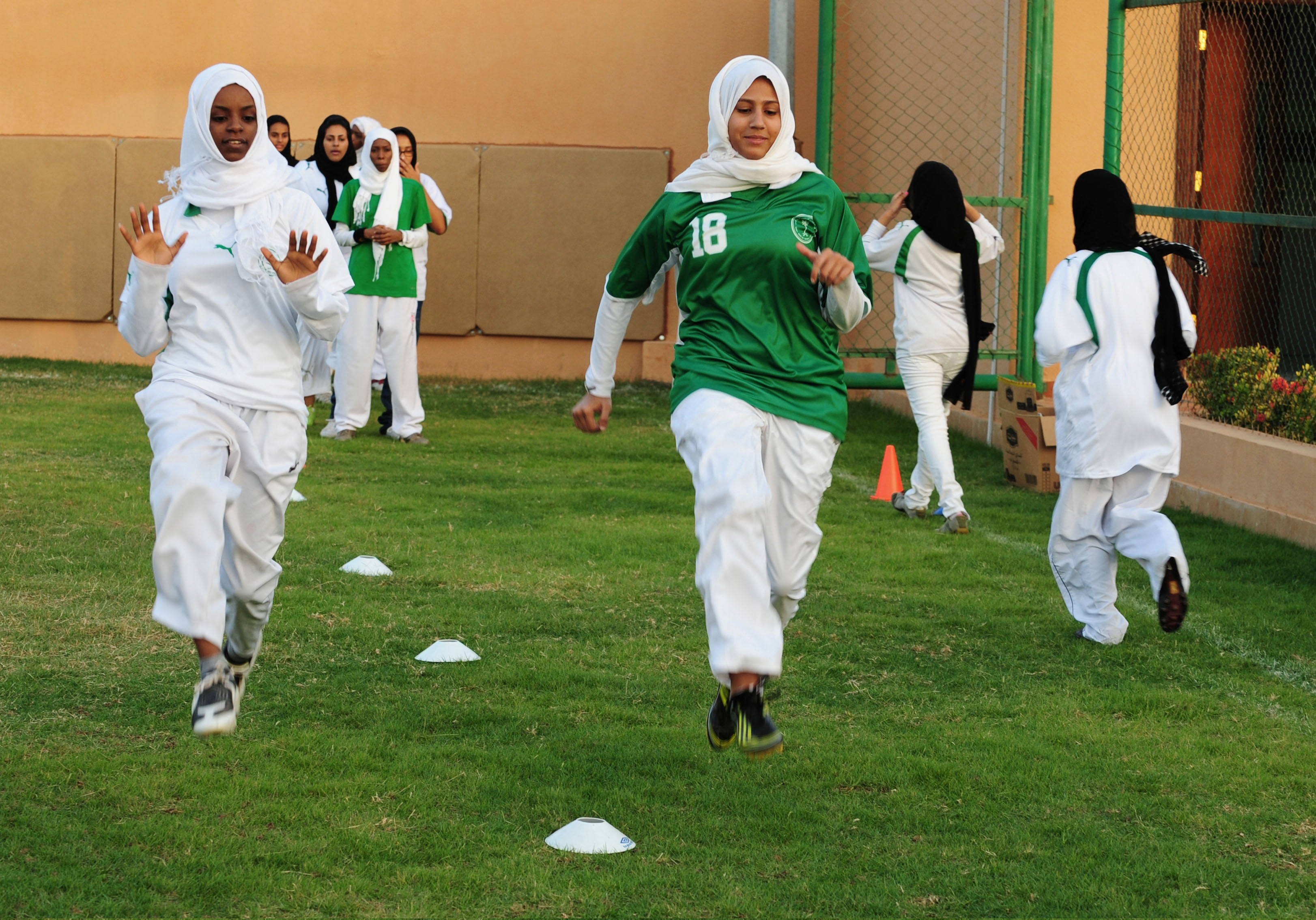 Саудовская аравия дети. Арабы Саудовской Аравии. Мусульманские женщины. Саудовская Аравия женщины. Саудовская Аравия школа спорт.