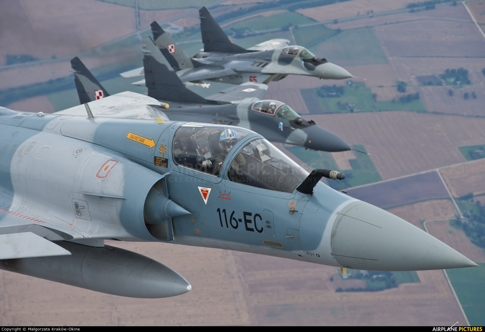 High Resolution Wallpaper | Dassault Mirage 2000 1600x1095 px