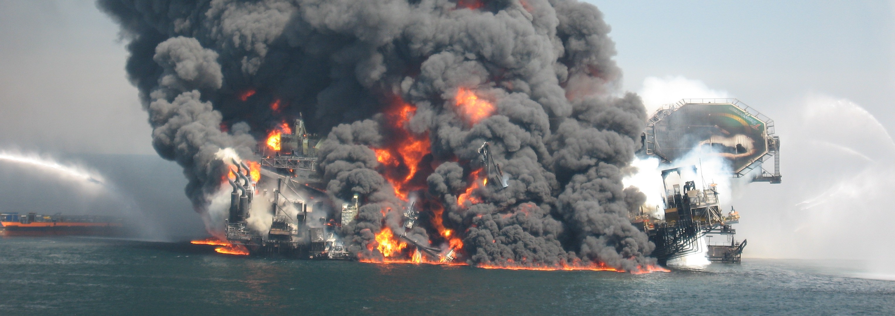 Аварии на буровой. Глубоководный Горизонт 2010. Deepwater Horizon катастрофа. Взрыв платформы Deepwater Horizon. Взрыв нефтяной платформы Deepwater Horizon - 20 апреля 2010 года.