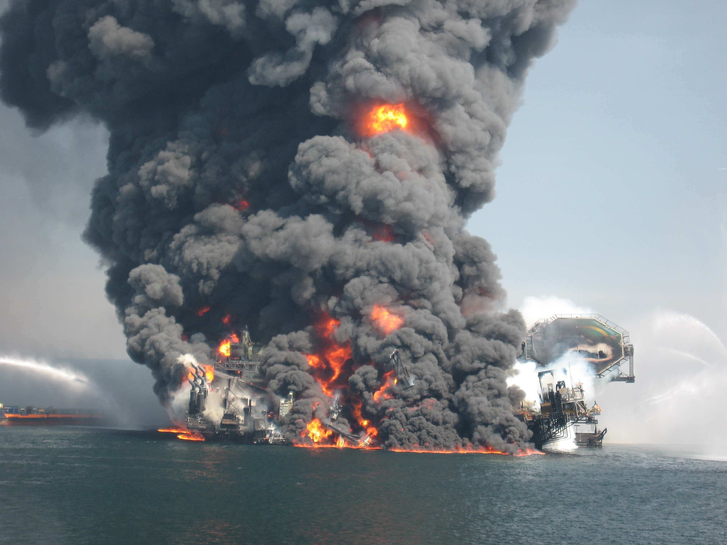 30 апреля 2010. Взрыв нефтяной платформы Deepwater Horizon. Взрыв нефтяной платформы Deepwater Horizon - 20 апреля 2010 года. Взрыв платформы Deepwater Horizon в мексиканском заливе. Авария на платформе Deepwater Horizon 20 апреля 2010 года.