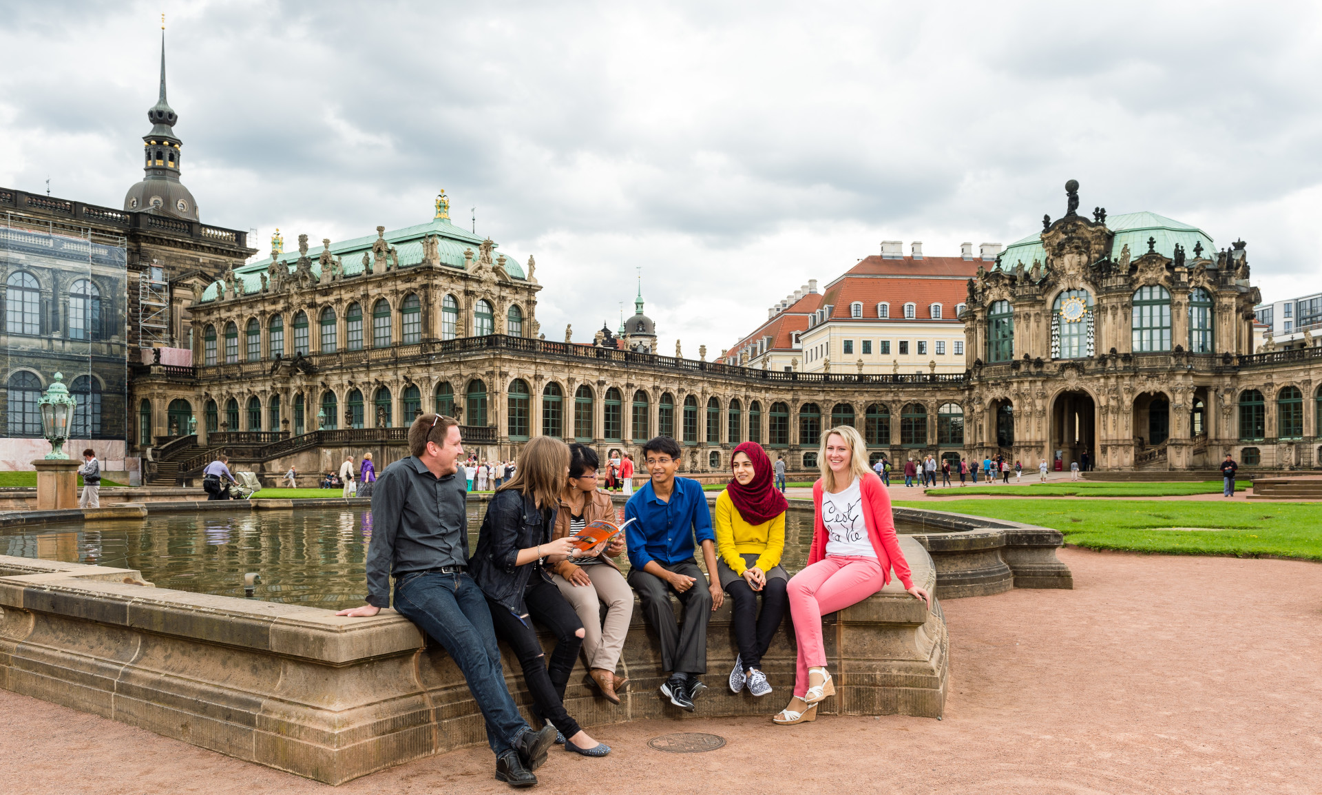 В германии друзья есть. Дрезден люди. Дрезден группа. Дрезден Германия 2000. Дрезден население.