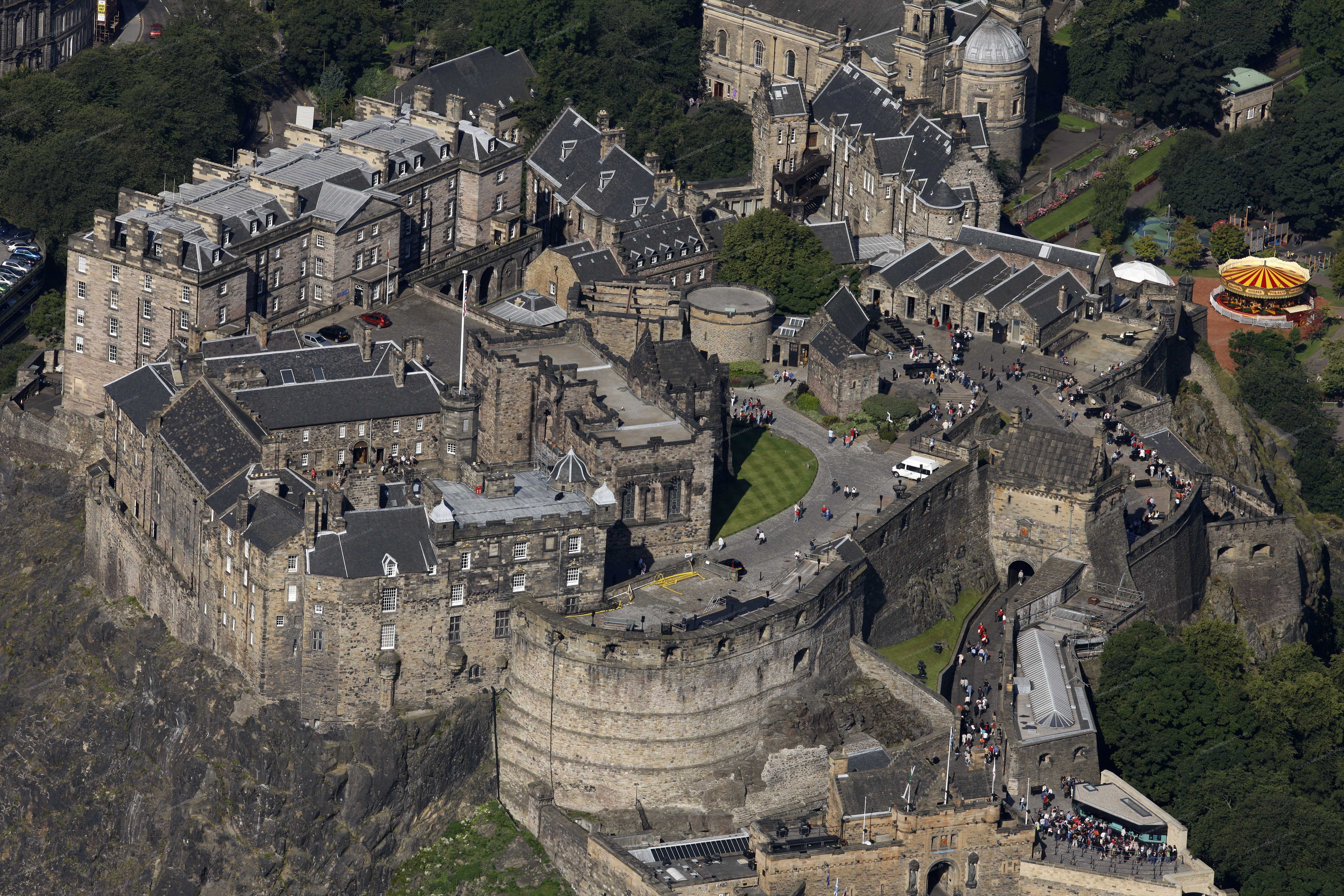 Amazing Edinburgh Castle Pictures & Backgrounds