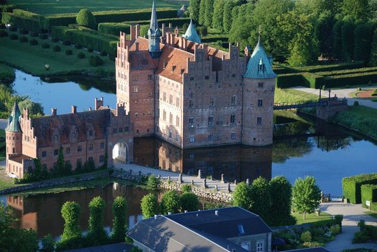 Nice wallpapers Egeskov Castle 550x367px