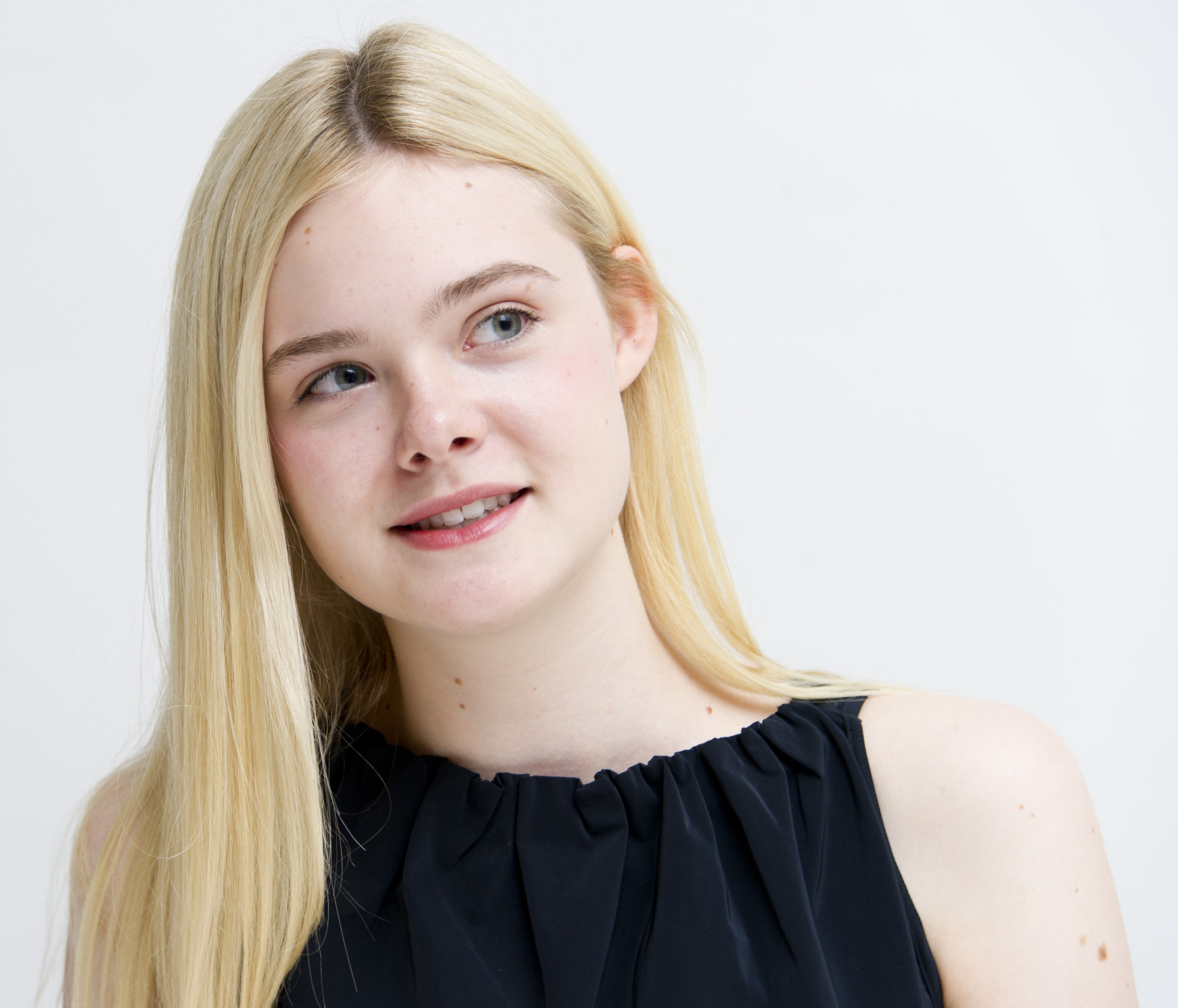 Amazing Elle Fanning Pictures & Backgrounds