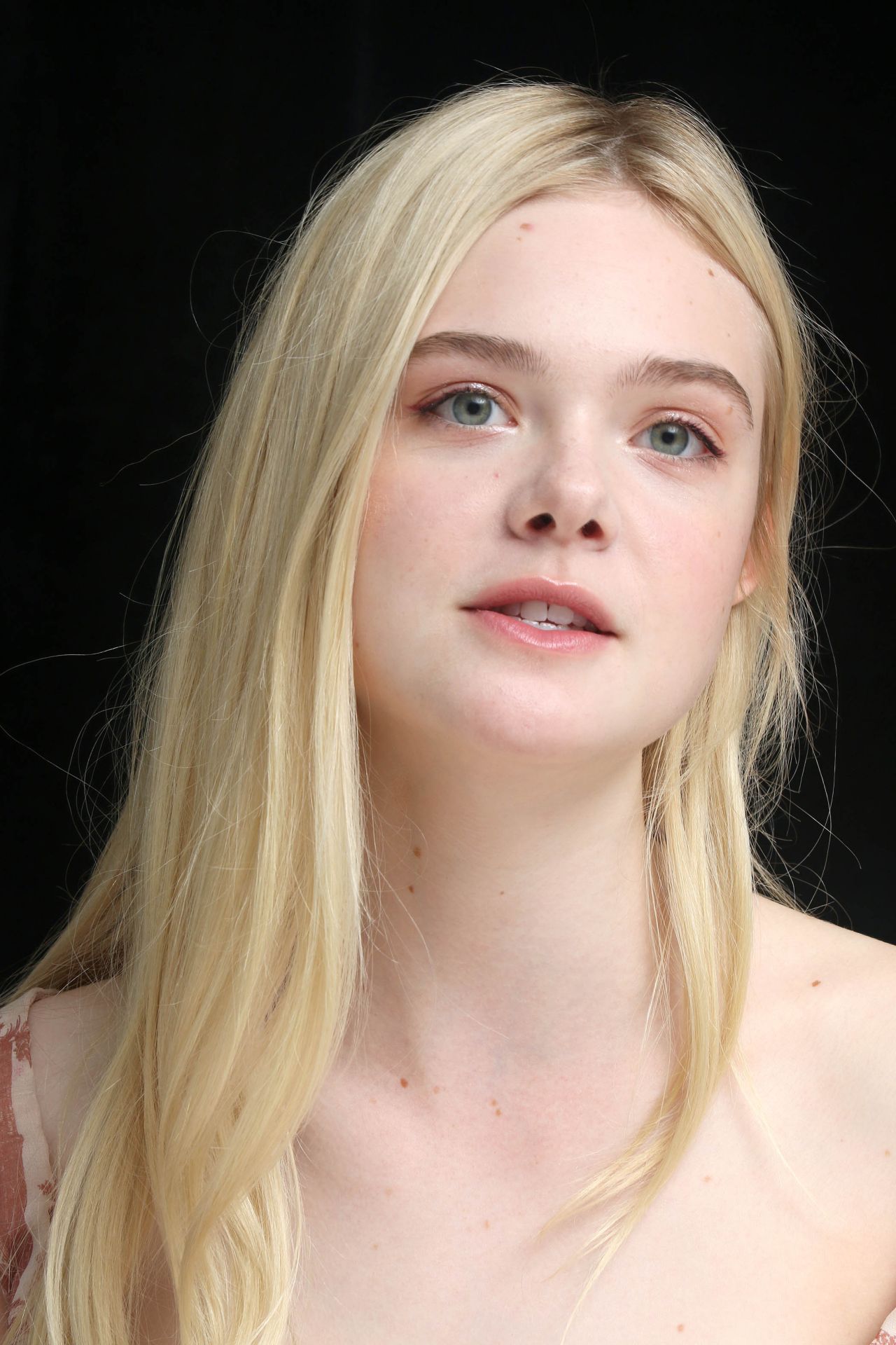 Nice wallpapers Elle Fanning 1280x1920px