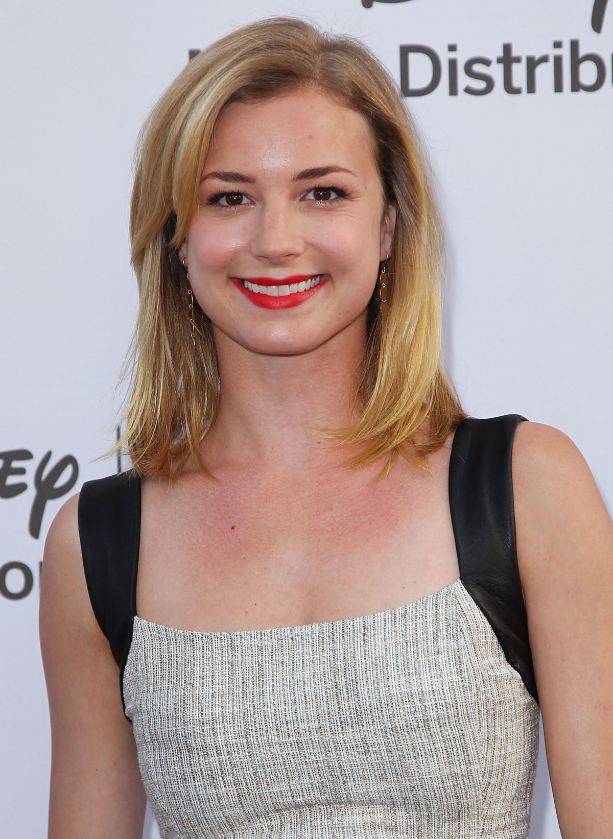 Emily VanCamp Wallpapers Images Photos Pictures Backgrounds