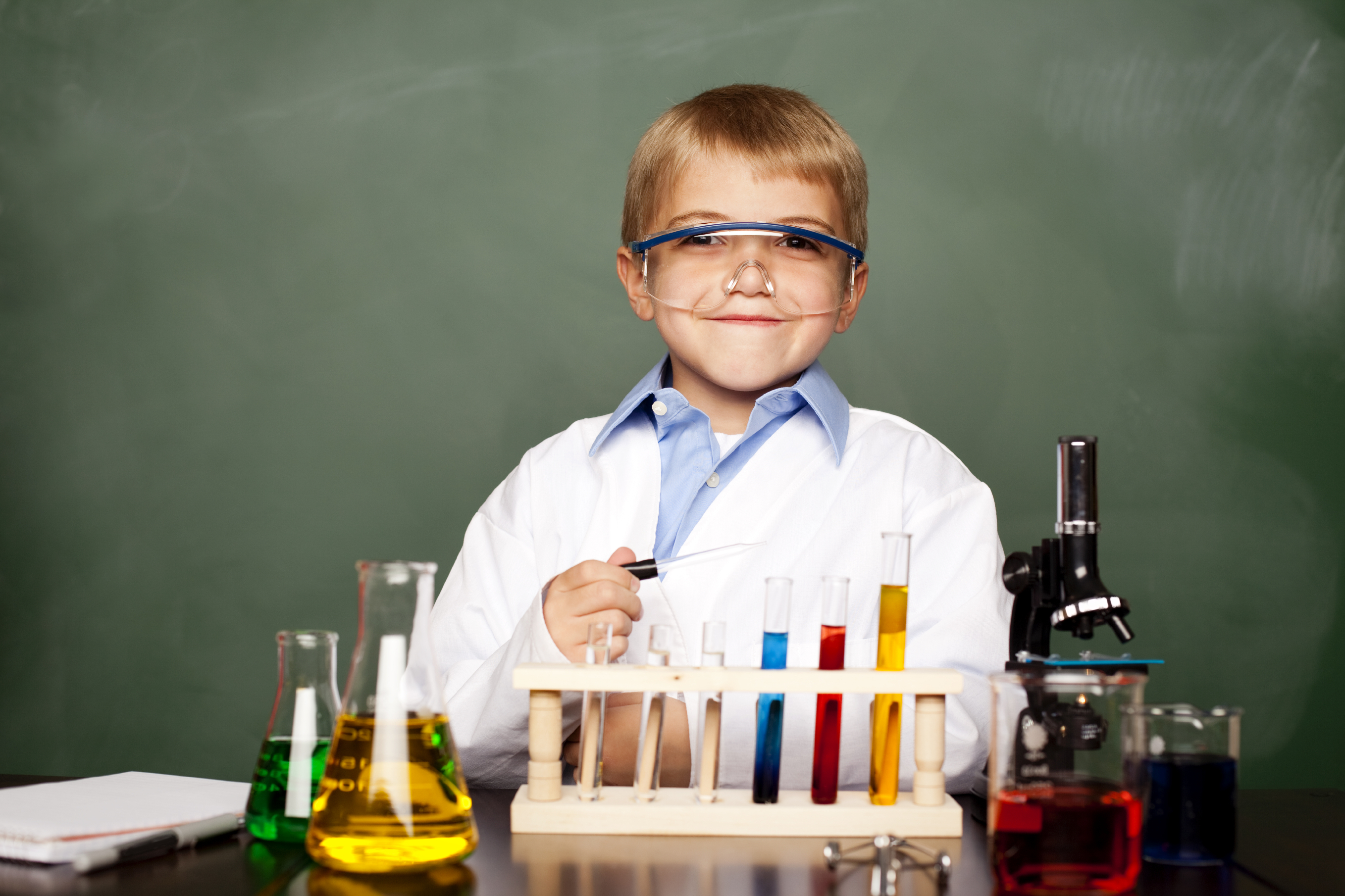 Гениальные эксперименты. Ребенок ученый. Маленький ученый. Дети исследователи. День детских изобретений.