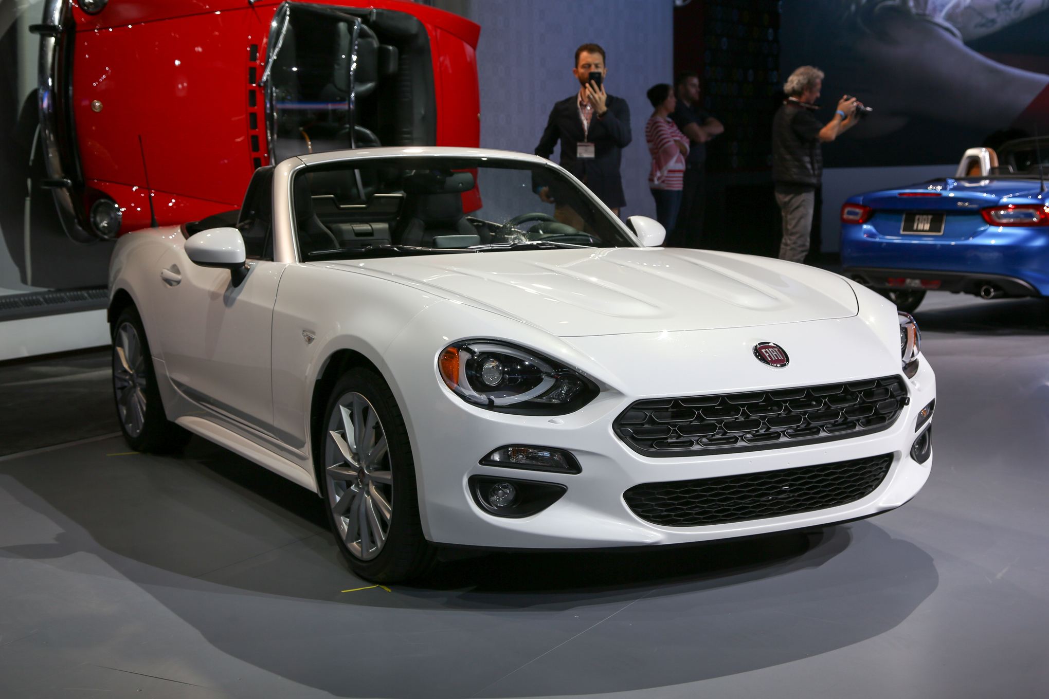 2040x1360 > Fiat 124 Spider Wallpapers