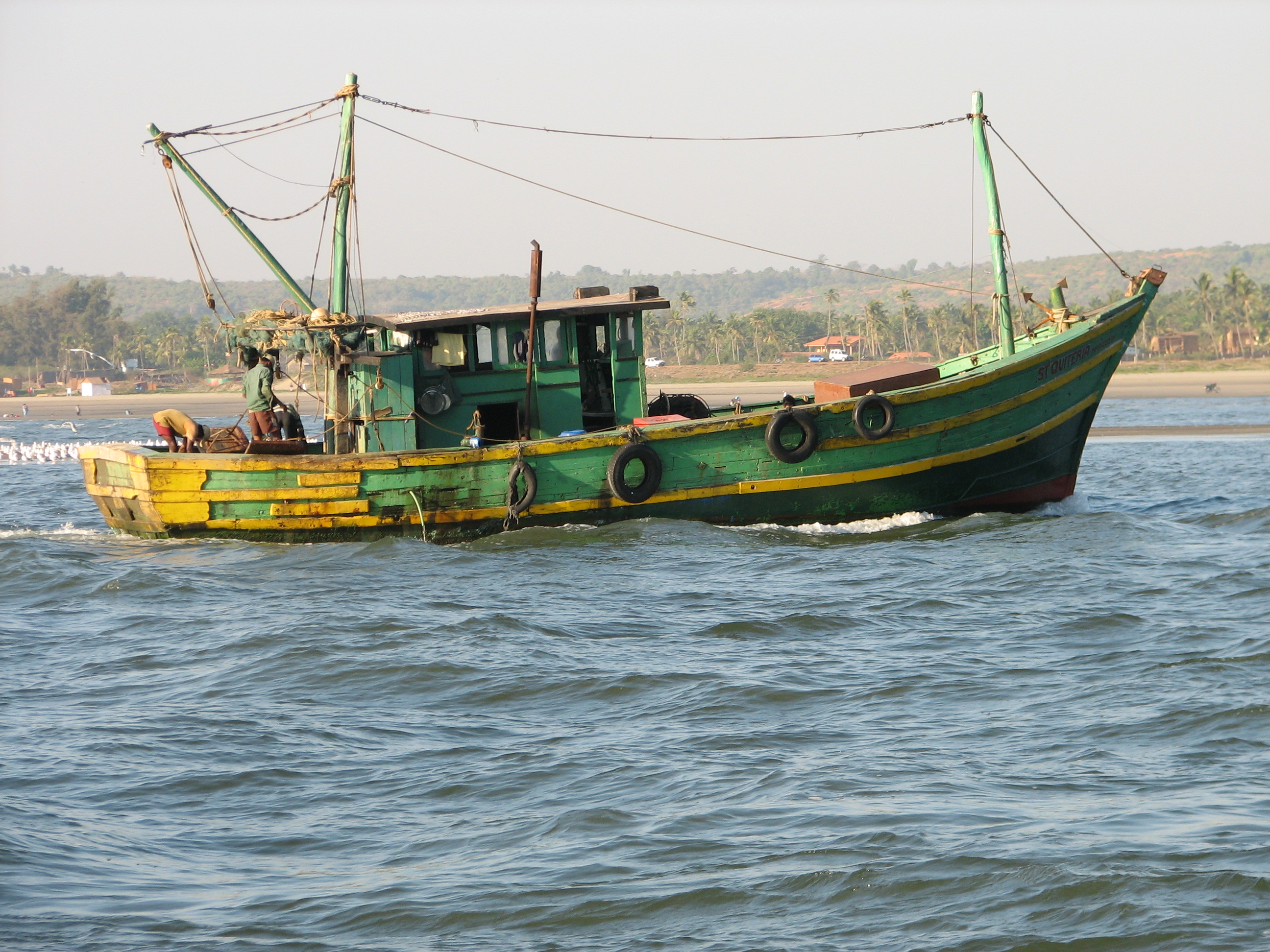 Amazing Fishing Boat Pictures & Backgrounds