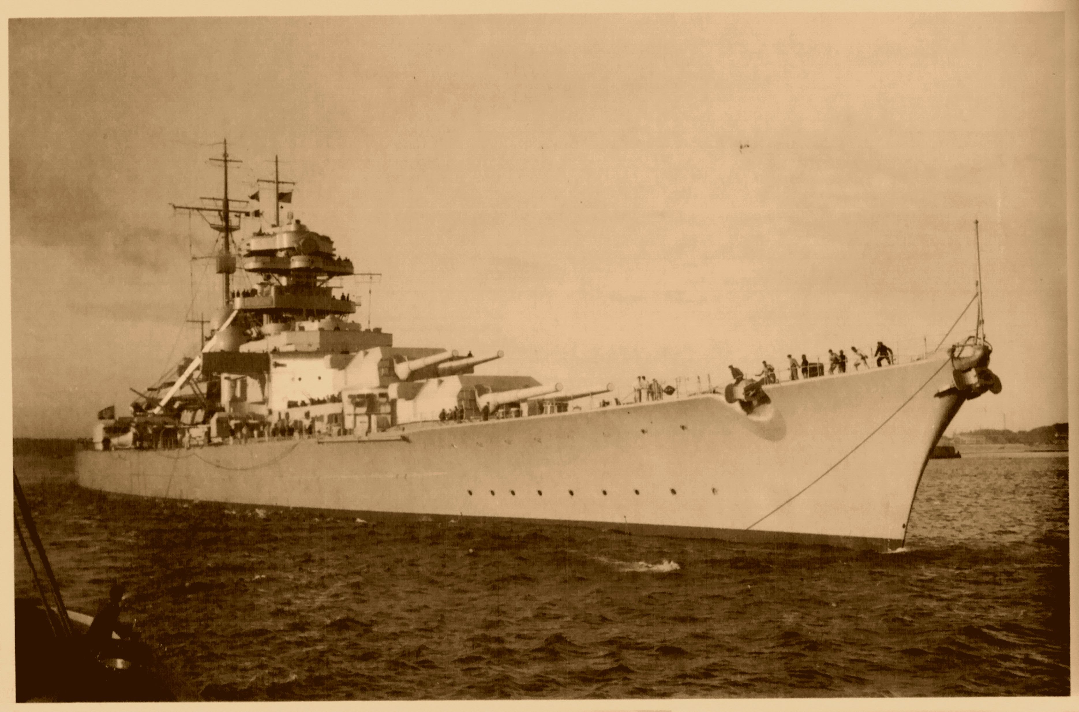 High Resolution Wallpaper | German Battleship Bismarck 3740x2467 px