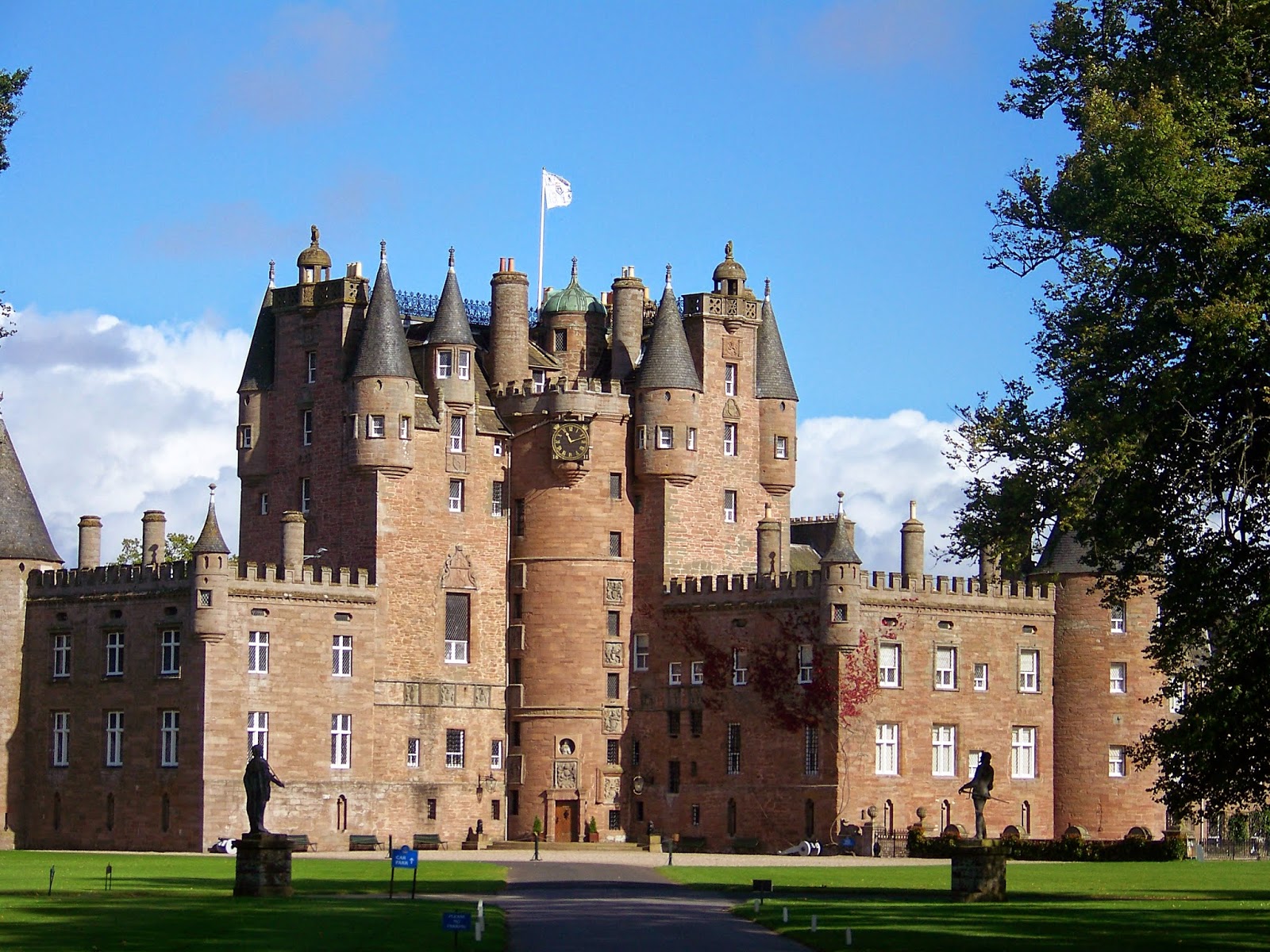 Amazing Glamis Castle Pictures & Backgrounds