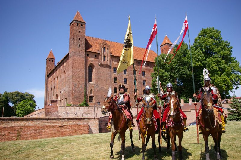 800x532 > Gniew Castle Wallpapers