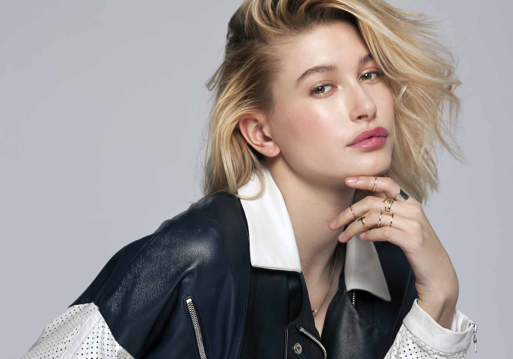 Hailey Baldwin High Quality Background on Wallpapers Vista
