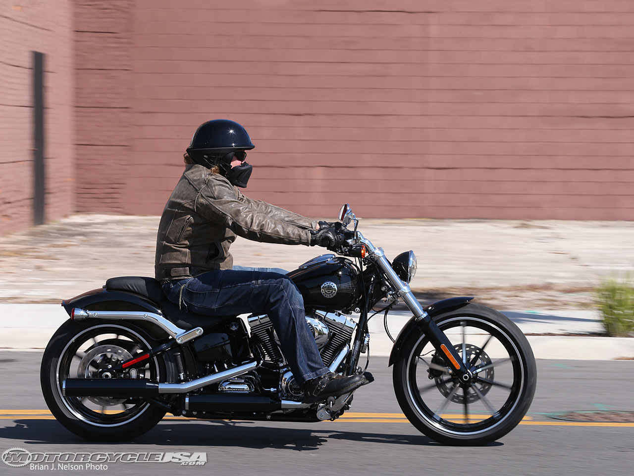 Lihat 2013 Harley Davidson Softail Breakout Oto