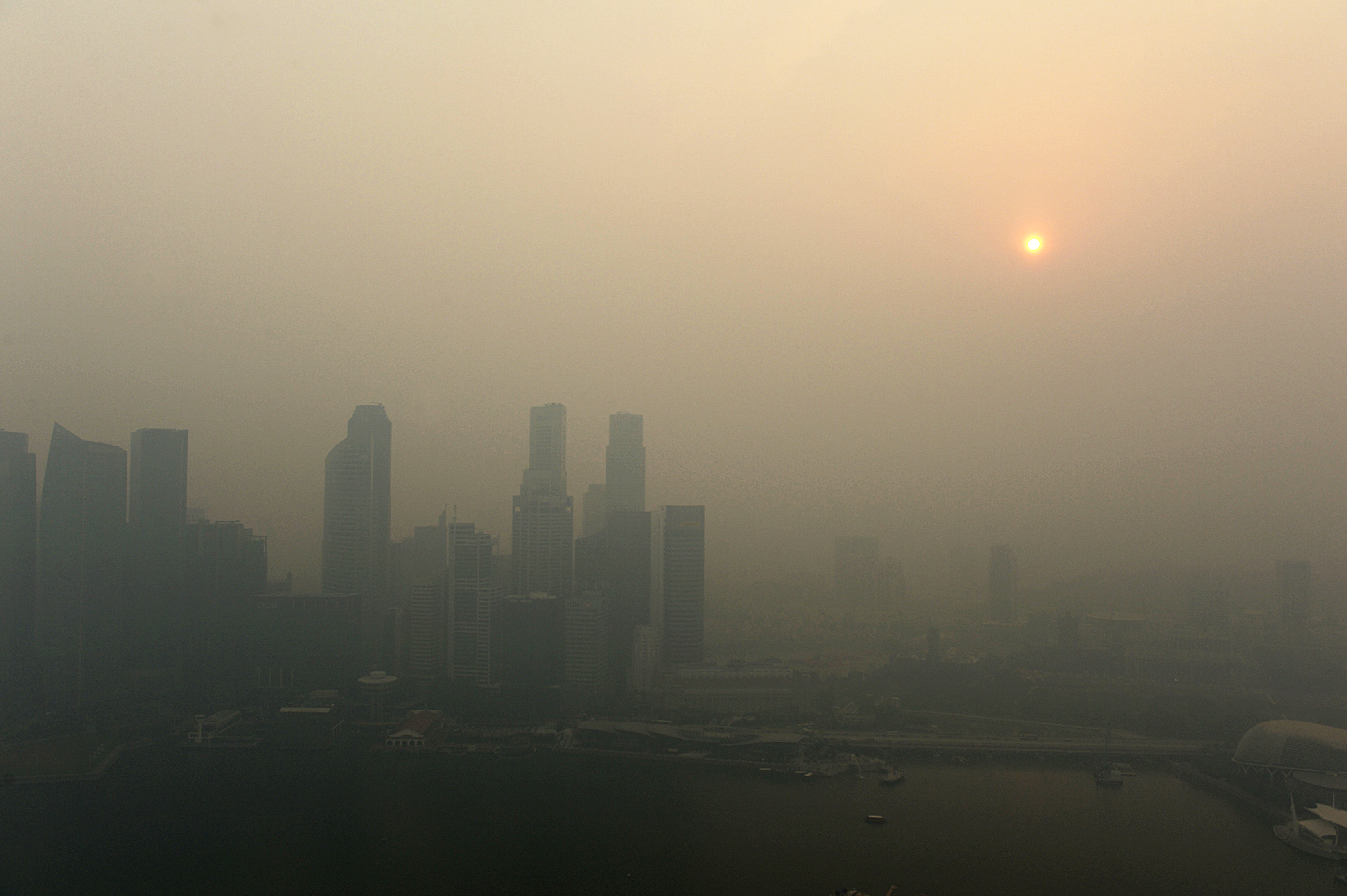 Пыль наполнила воздух. Бангкок загрязнение воздуха. Смог во вьетнамском городе.