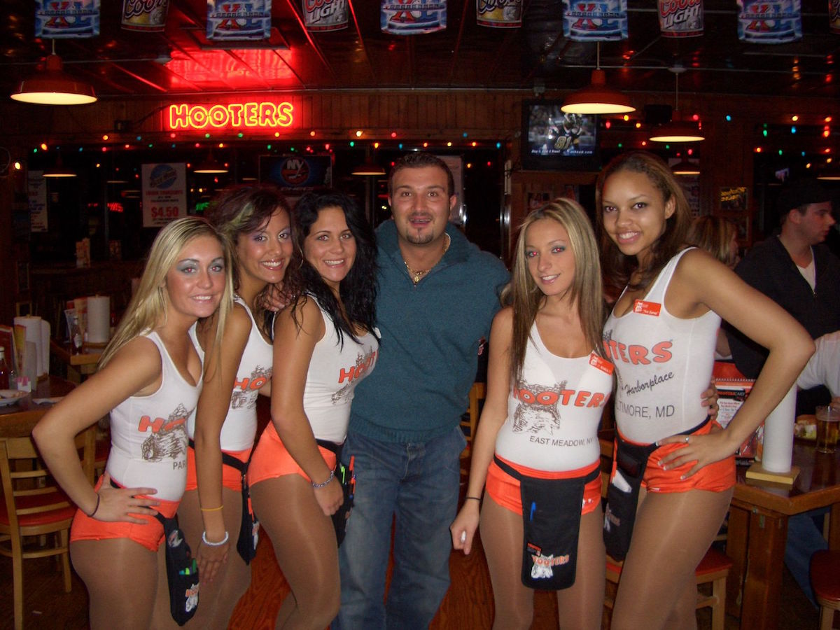 HQ Hooters Wallpapers | File 182.43Kb