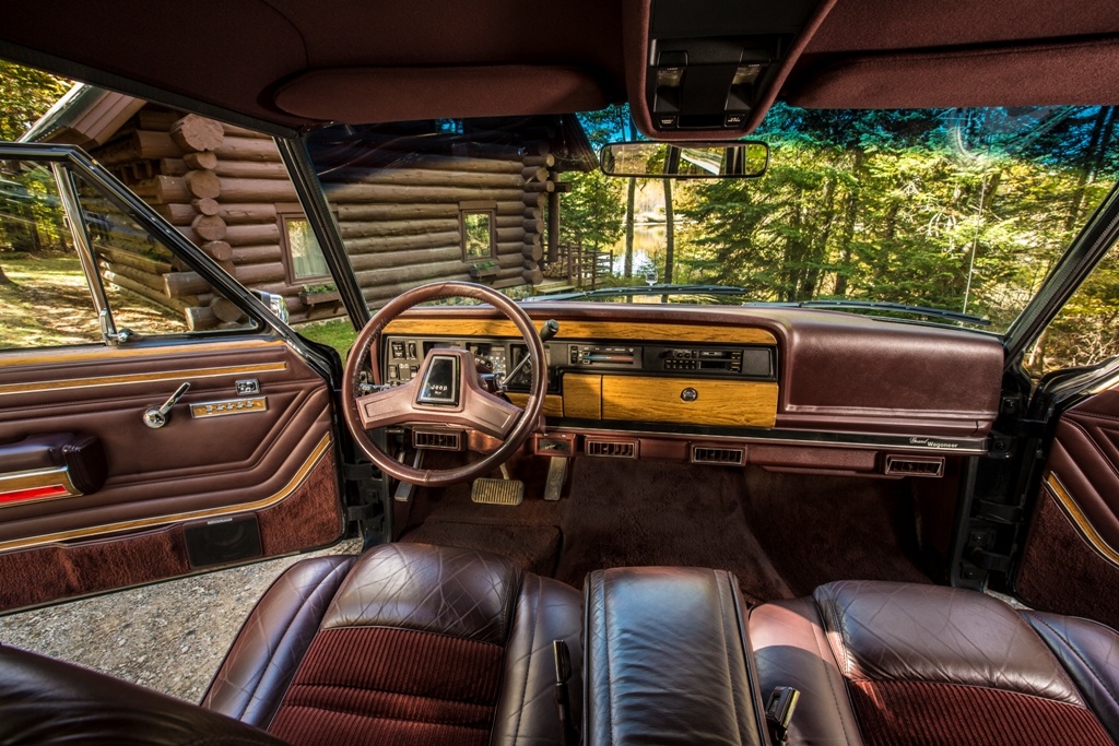 Nice Images Collection: Jeep Grand Wagoneer Desktop Wallpapers