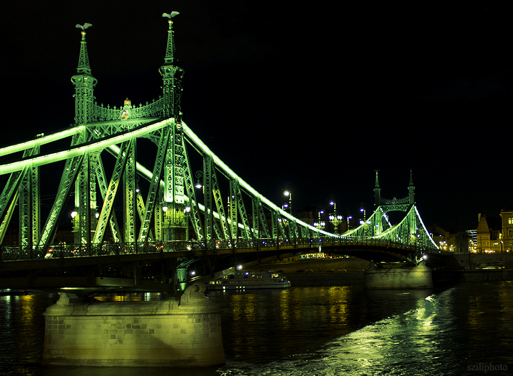 HD Quality Wallpaper | Collection: Man Made, 1000x734 Liberty Bridge, Budapest